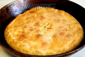 Выпекать сначала на нижнем уровне духовки пока поджарится низ (180°C), потом перенести на средний или верхний уровень (160°C). Пирог дрожжевой, поэтому можно ставить в нагревающуюся духовку, он будет постепенно подниматься по мере прогрева духового шкафа. Когда верх зарумянится — пирог готов, это будет ясно и по запаху, когда вы откроете духовку.