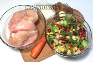 Для приготовления нам понадобятся куриное филе, рис, морковь, смесь овощей, соль, оливковое масло, соевый соус, приправа для курицы, чеснок.