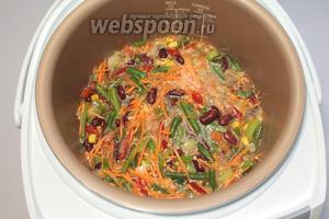 Воду вылить из кастрюли и положить рис, морковь, овощную смесь. Посолить и поперчить по вкусу, влить масло и воду. Чтобы рис получился рассыпчатым, я беру соотношение риса и воды 1:1,5. Перемешать, поставить на кастрюлю чашу с курицей. Готовить в режиме рис.