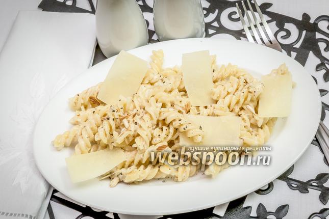 Фото Фузилли со сливочным соусом и миндалём