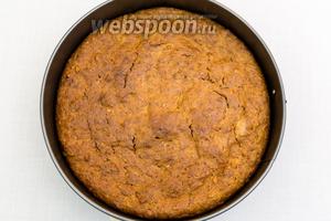 Выпекаем в разогретой до 180ºC духовке 45-50 минут. Ориентируйтесь по своей духовке.
Проверяем на сухую лучину: из готового пирога она должна выходить сухой.
Дадим пирогу полностью остыть. Вынимаем из формы.
Собственно, пирог готов. Его можно кушать и так. Но мы прослоим его кремом.