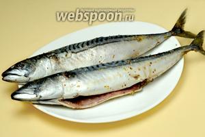 Скумбрию очищаем от внутренностей, промываем, удаляем жабры, просушиваем бумажным полотенцем, натираем солью, перцем и дижонской горчицей как снаружи, так и изнутри, оставляем мариноваться.