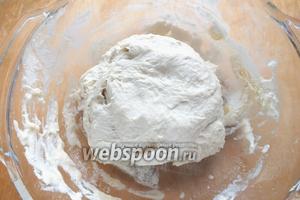 Тесто должно получиться довольно мягким, но отставать от рук. Если получается слишком липкое, добавьте ещё немного муки. Оставьте подходить в тёплом месте примерно на 1,5 часа.