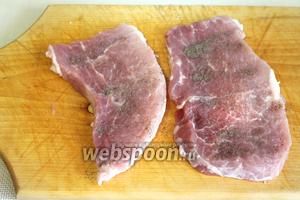 Кусочки посолить и поперчить.