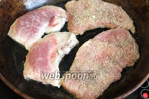 Разогреть сильно сковороду с маслом, быстро выложить мясо на сковороду.