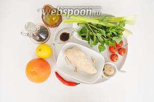 Куриная грудка потребуется отварная, семена зелёного кориандра сушёные, имбиря примерно 2 см. Зелень свежая, сельдерей, сок половины лимона, перчик чили, крупная соль, масло кунжутное и оливковое и два соуса: соевый и устричный.