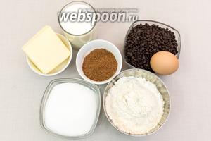 Для приготовления нам понадобятся шоколад (у меня шоколадные капли), яйца, какао, масло сливочное, мука, разрыхлитель, сахар, молоко.