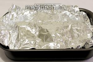Накрыть форму фольгой и поставить в разогретую до 190-200ºC духовку. Запекать 20-30 минут до готовности картофеля.