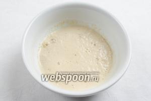 Приготовить опару: дрожжи, по щепотке сахара и муки залить 2 ст. л. тёплой воды. Поставить в тепло.