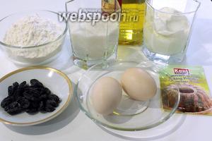 Для курабье нам понадобятся: мука, сахар, яйца, сода, разрыхлитель, оливковое масло, йогурт натуральный и изюм.