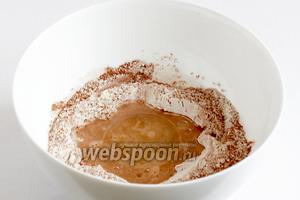 В ёмкость для замешивания насыпать муку с какао, сделать углубление в центре, добавить сахарную пудру и соль, тёплую, почти горячую воду и масло. Замесить тесто.