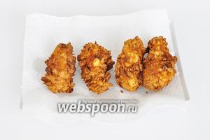Обжаренные кусочки выложить на салфетку, дать стечь лишнему маслу.