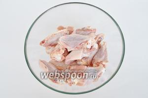 Куриные крылья разрезать на 2 части. Самую тонкую треть крыла отрезать, эта часть нам не понадобится.