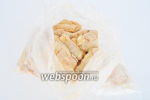 Насыпаем в пакет кукурузную муку, выложим куриные крылья и потрясём, чтобы мука равномерно покрыла крылья. Это нужно чтобы кляр хорошо держался на кусочках.