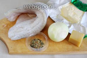 Для приготовления блюда взять филе судака, лук, масло, сыр, лимон, панировочные сухари, соль и пряности.
