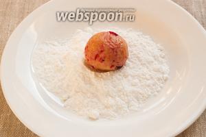 Из теста сформировать небольшие шарики (примерно как грецкий орех), обвалять каждый в сахарной пудре.