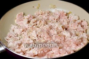 Перемешиваем с луком заранее приготовленный из куриной грудки фарш, солим, перчим, добавляем итальянские травы, обжариваем, чтобы фарш стал белым и рассыпчатым.