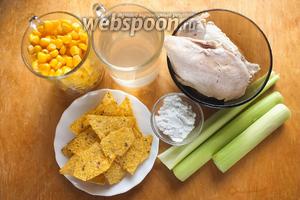Подготовьте необходимые ингредиенты: куриный бульон, кукурузу, курицу, крахмал, лук-порей, стебли сельдерея, кукурузный крахмал и чипсы начос для подачи.
Я не указываю количество соли так, как это зависит от степени солёности бульона и кукурузы, поэтому солить суп нужно по вкусу!