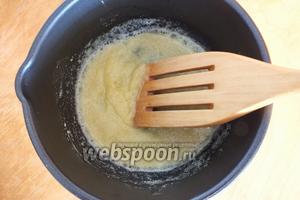 Помешивая массу лопаточкой, слегка обжарьте её до золотисто-кремового цвета и легкого орехового запаха-примерно 1 минуту.