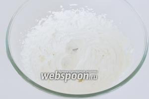 Размягчённое масло взбить с сахарной пудрой и по ложке добавлять в него сливочный сыр. Взбивать до однородности.
