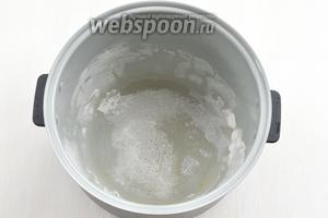 Чашу мультиварки слегка смазать растительным маслом и посыпать мукой (у меня мультиварка Polaris).