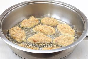 На раскалённую сковороду с растительным маслом столовой ложкой выкладывать небольшие котлеты из нашего рыбного фарша.
