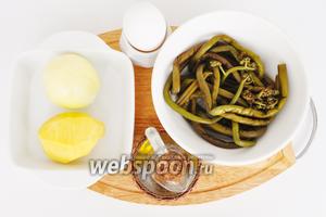 Для запеканки необходимо: картофель, яйцо, масло сливочное и растительное, папоротник солёный, соль, перец.