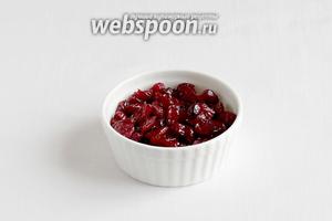 Клюкву залить ликёром или апельсиновой водкой. Дать постоять несколько минут. Если нет ликёра, можно этот шаг опустить.