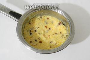Кастрюлю ставим на слабый огонь и, постоянно помешивая, ждём пока расплавится сахар и масса станет густой и клейкой. По времени это занимает 10 минут.