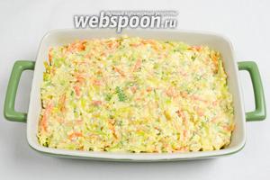 Выложить творожную массу с овощами в подготовленную (слегка смазать стенки и дно маслом)форму.