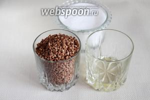 Для приготовления гречки в микроволновке взять крупу гречневую, воду, растительное масло и соль.