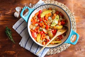 Теперь добавьте в сковороду картофель, красный перец и чеснок. Ещё раз перемешайте и готовьте минут 10. Помешивайте овощи каждые 2 минуты.