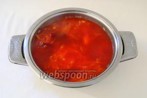 Когда картофель готов, высыпаем свёклу. Раньше нельзя, иначе кислая среда не даст картофелю дойти до полной готовности.