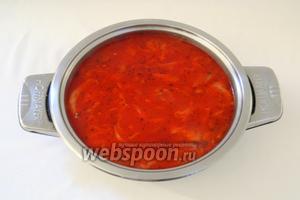 И высыпаем пережаренные овощи с заправкой. Всё тщательно перемешиваем. Добавляем соль и перец по вкусу. Пробуем на кислоту и добавляем лимонный сок или сахар при необходимости.