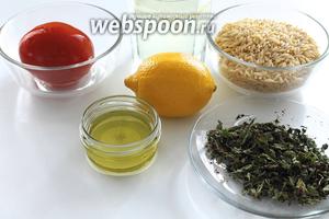 Для супа с пастой орзо необходима паста орзо, бульон куриный или вода, помидор, оливковое масло, а также лимонный сок для заправки и сушёная мята, красный острый перец для посыпки.