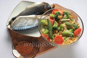 Для приготовления нам понадобятся скумбрия свежемороженая, брокколи, кукуруза, морковь, лук репчатый, сельдерей, горошек, приправа для рыбы и соль.