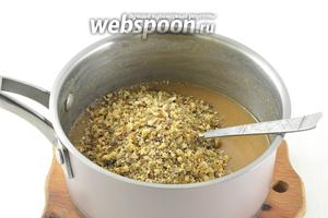 Добавить молотые орехи (средняя крошка). Проварить 2-3 минуты, помешивая. Полностью остудить.