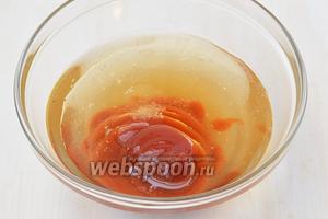 Для маринада соединить кетчуп, подсолнечное масло, соль и сахар. Размешать до растворения компонентов.