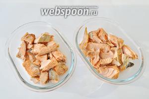 Через 20 минут шумовкой вынуть куски тушки, головы и хвосты оставить варить. Добавить в бульон приправу для рыбы, перец горошком и лавровый лист. Отделить филе, а кожу и хребты отправить в кастрюлю вариться дальше, на самом медленном огне.