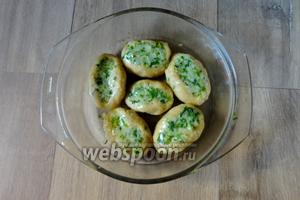 Выкладываем кашу на сковородку смазанную маслом. Жарим с закрытой крышкой до расплавления сыра.