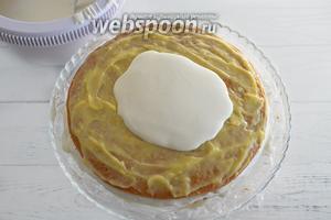 Поверх цитрусовой начинки нанесите слой крема из сметаны.