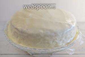 То же самое проделайте с остальными коржами. Верхний корж не смазывайте лимонным кремом! Только пропиткой и сметанным кремом. Хорошо смажьте бока торта кремом.