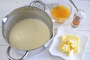 Добавьте к яичной смеси мягкое, нарезанное кубиками масло, коньяк, мёд и соду. Соду гасить не нужно, мёд это сделает за неё.
