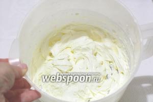 Отдельно взбить жирные сливки с маскарпоне. Важно, чтобы температура сыра была одинаковой со сливками, тогда не будет не растворённых крупинок.