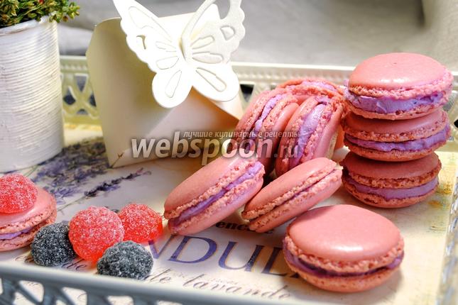 Фото Macarons с чёрной смородиной