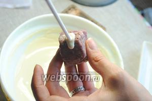 Затем макаем палочку в растопленный шоколад и вставляем её в готове отверстие и сразу отправляем в холодильник.