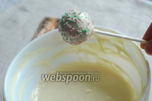 Украшаем кондитерскими присыпками. И сразу отправляем в вертикальном положении в холодильник.