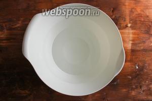 Нагрейте воду до 40 г и влейте в большую миску объёмом 4,5 л. Лучше всего замешивать тесто в узких мисках с высокими бортами, чтобы тесту легче было подняться.