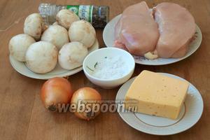 Для приготовления рулетов нам понадобится куриное филе, шампиньоны, твёрдый сыр, репчатый лук, смесь перцев и соль.