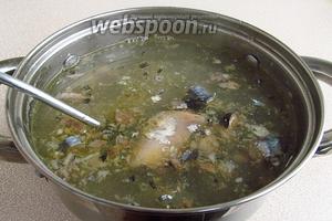 Когда картофель будет готов, опустить в кастрюлю кусочки рыбы с заливкой и поварить в течение 10 минут.